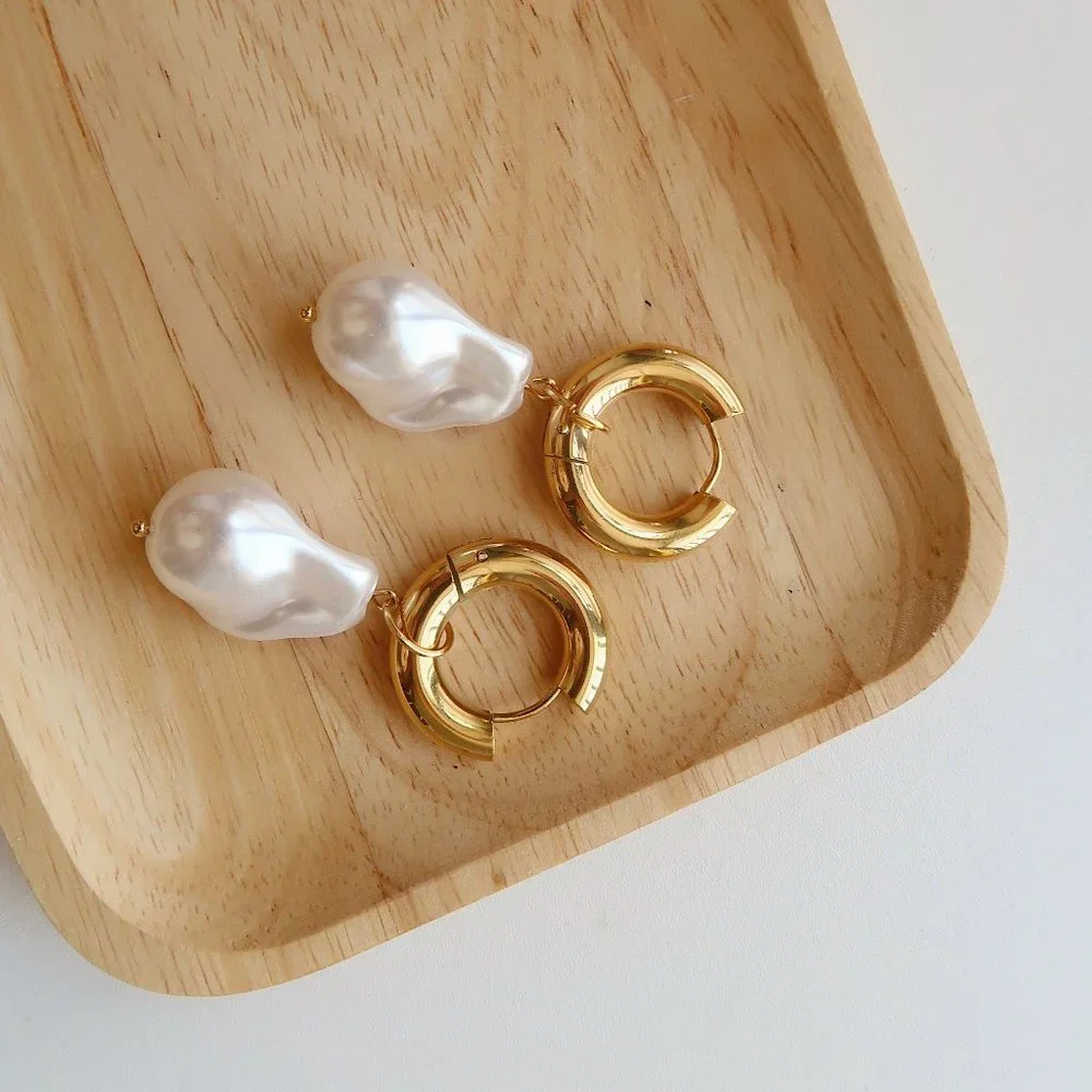 NEW 18K Gold Plated Baroque Pearl Drop Round Huggie Hoop Earrings - Picture 6 of 11